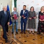 Kilko członków nowopowołanej Rady i prezydent Białegostoku pozują do zdjęcia na tle ścianki z logo Miasta Białystok.