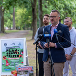 Zastępca prezydenta Białegostoku Rafał Rudnicki mówi do mikrofonu. W tle pozostali uczestnicy konferencji.