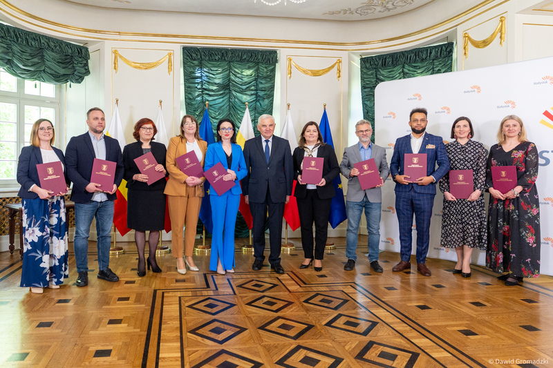Osoby powołane do Białostockiej Rady Pożytku Publicznego pozują do zdjęcia z Prezydentem Miasta.